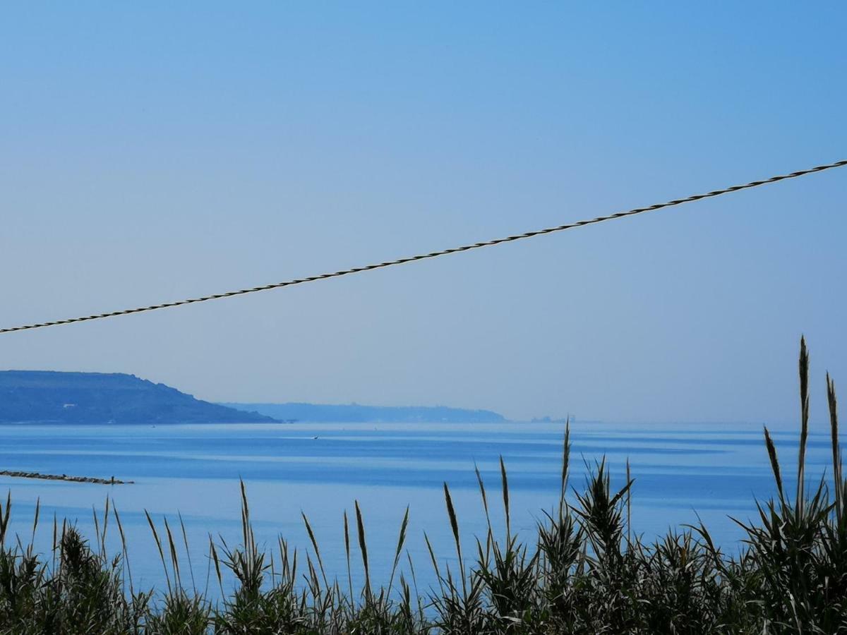 Vacanze Al Mare Appartamento In Villa トリーノ・ディ・サングロ エクステリア 写真